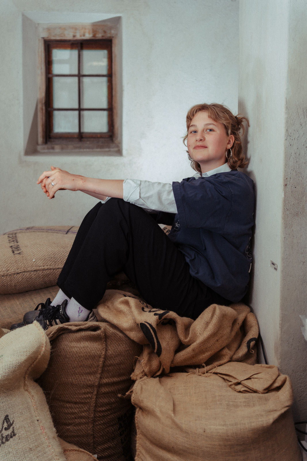 Anna Lena, Barista im Quintacoira, lässig sitzend