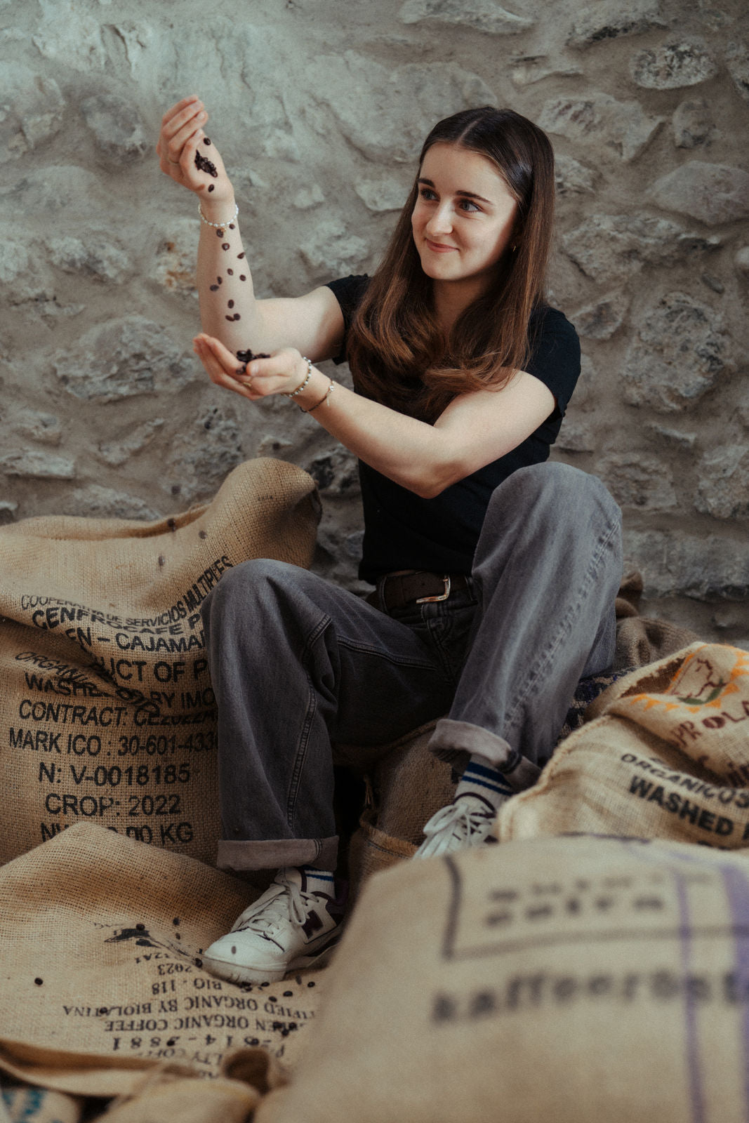 Barista Anne auf den Kaffeesäcken