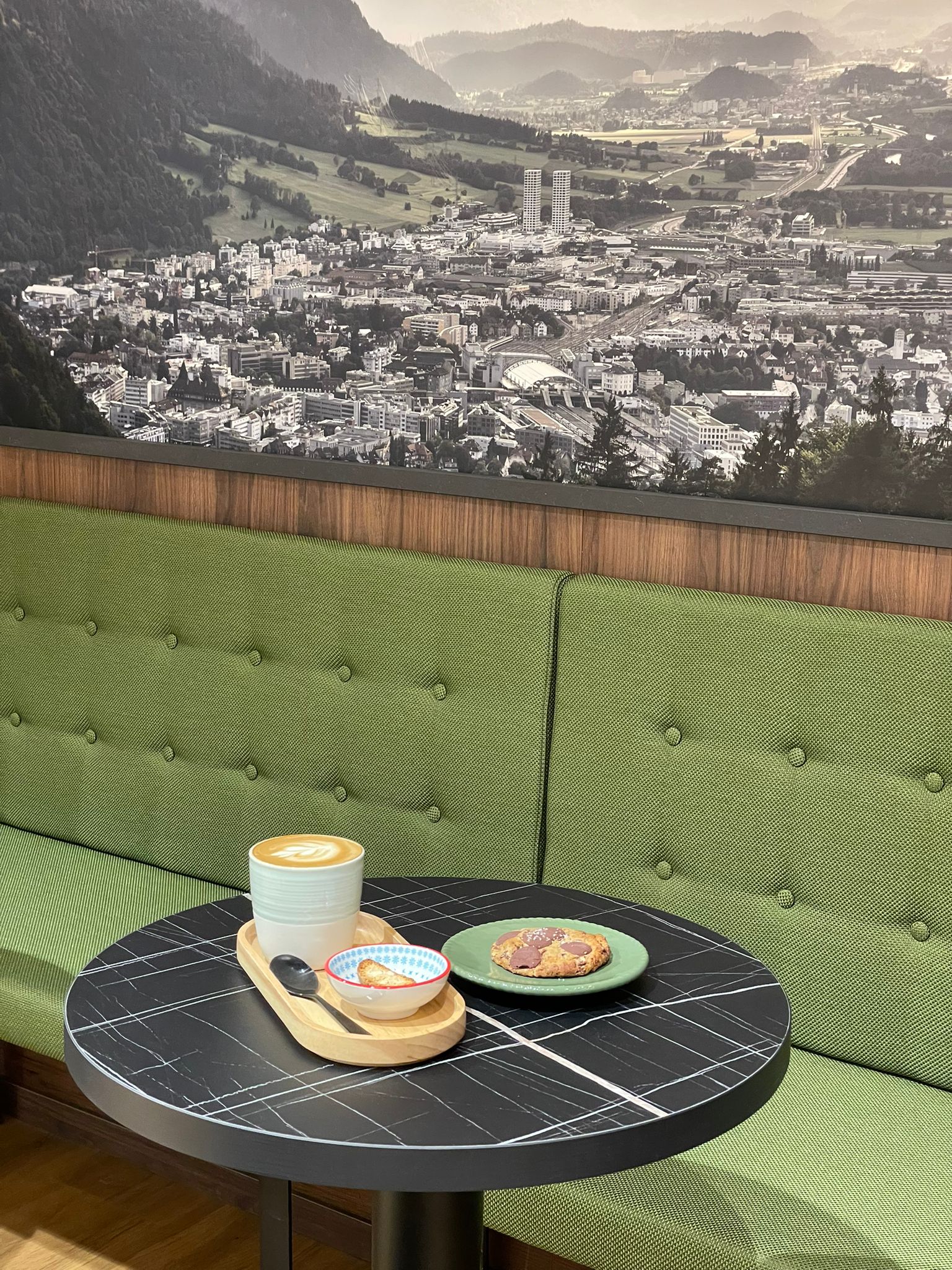 Ein Cappuccino im Quintacoira stazione caffè SBB