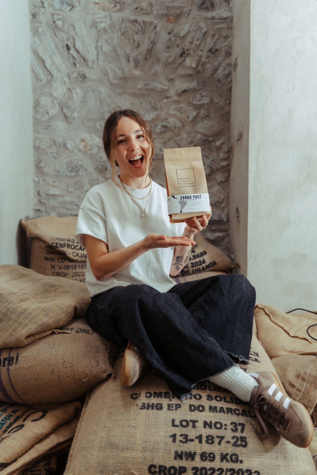 Scherzende Elisa, Barista im Quintacoira