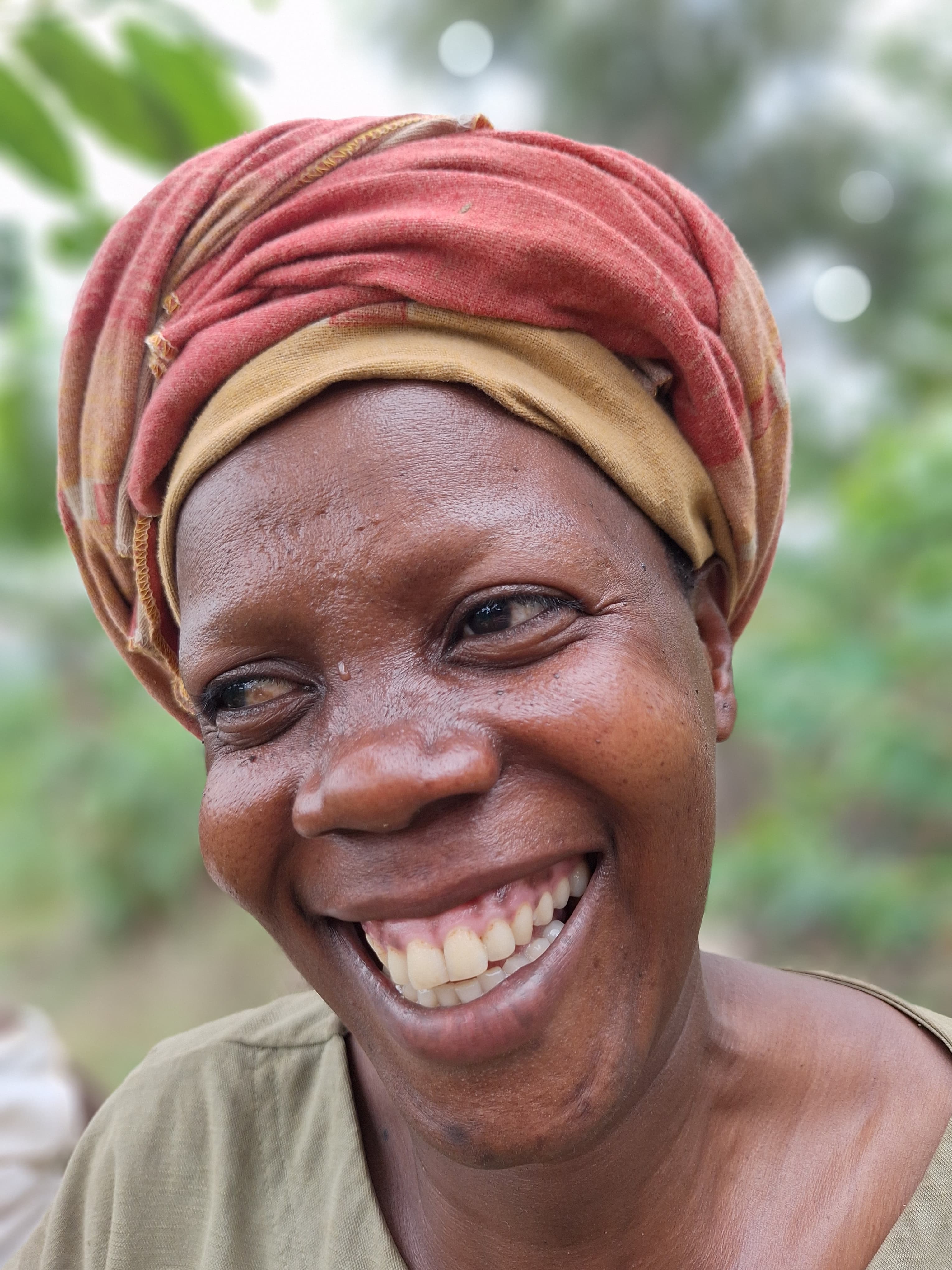 Lachende Erntehelferin Bwindi Coop