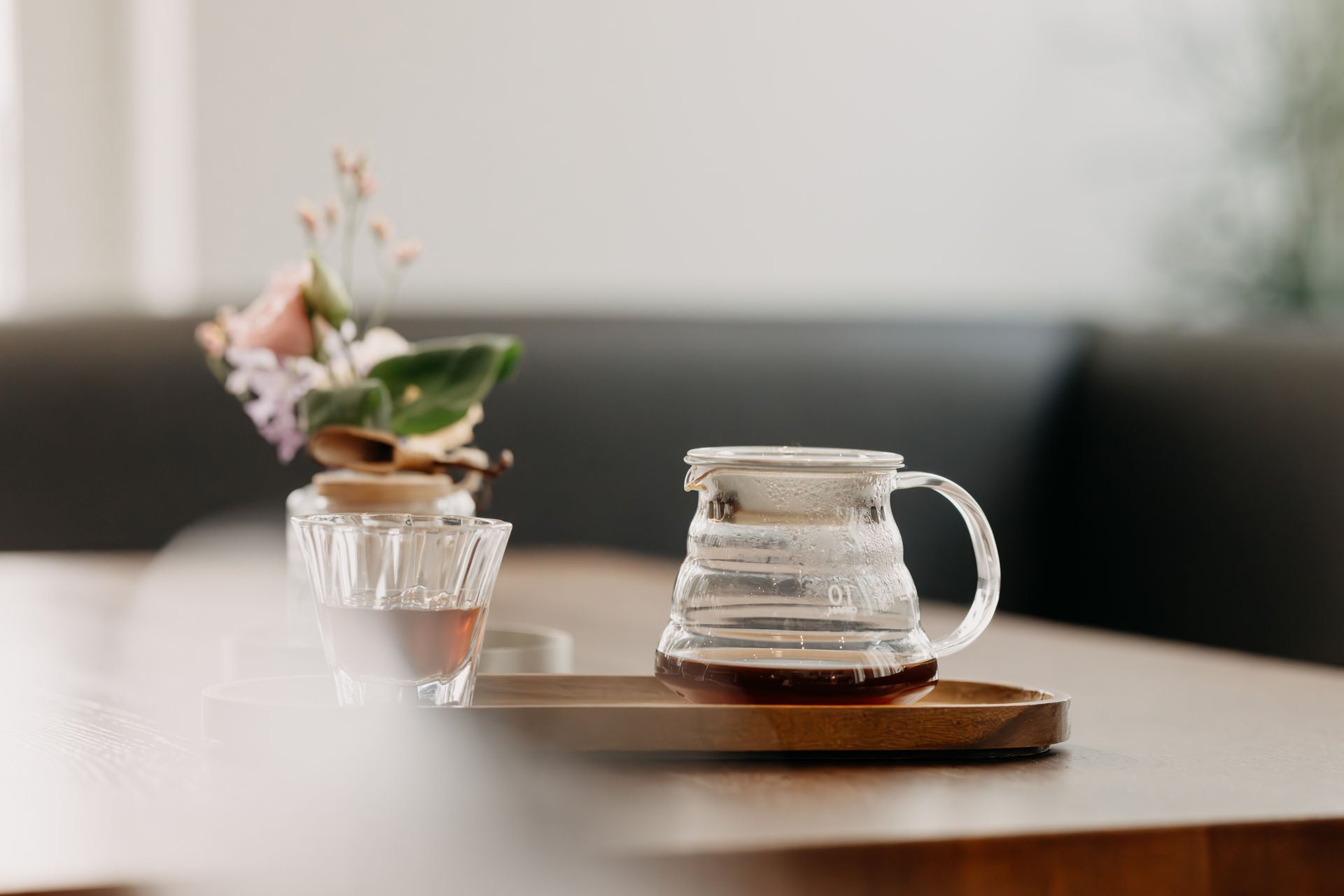 Glas und Krug mit Filterkaffee im Caffè Quintacoira