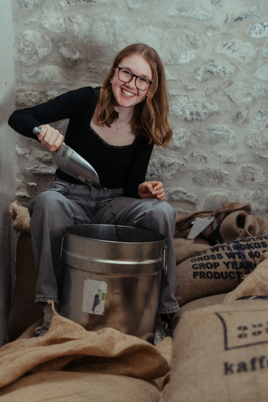 Jael, unsere Barista mit Kaffee