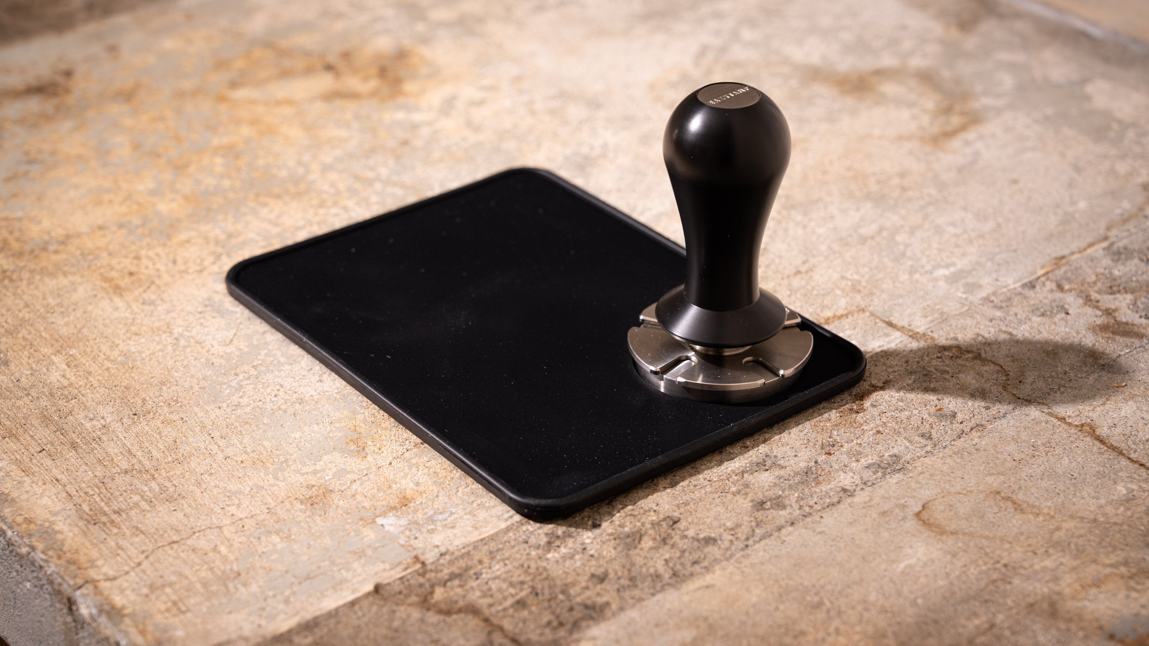 Nahaufnahme Tampermatte Joe Frex mit Tamper Eazy Tamp