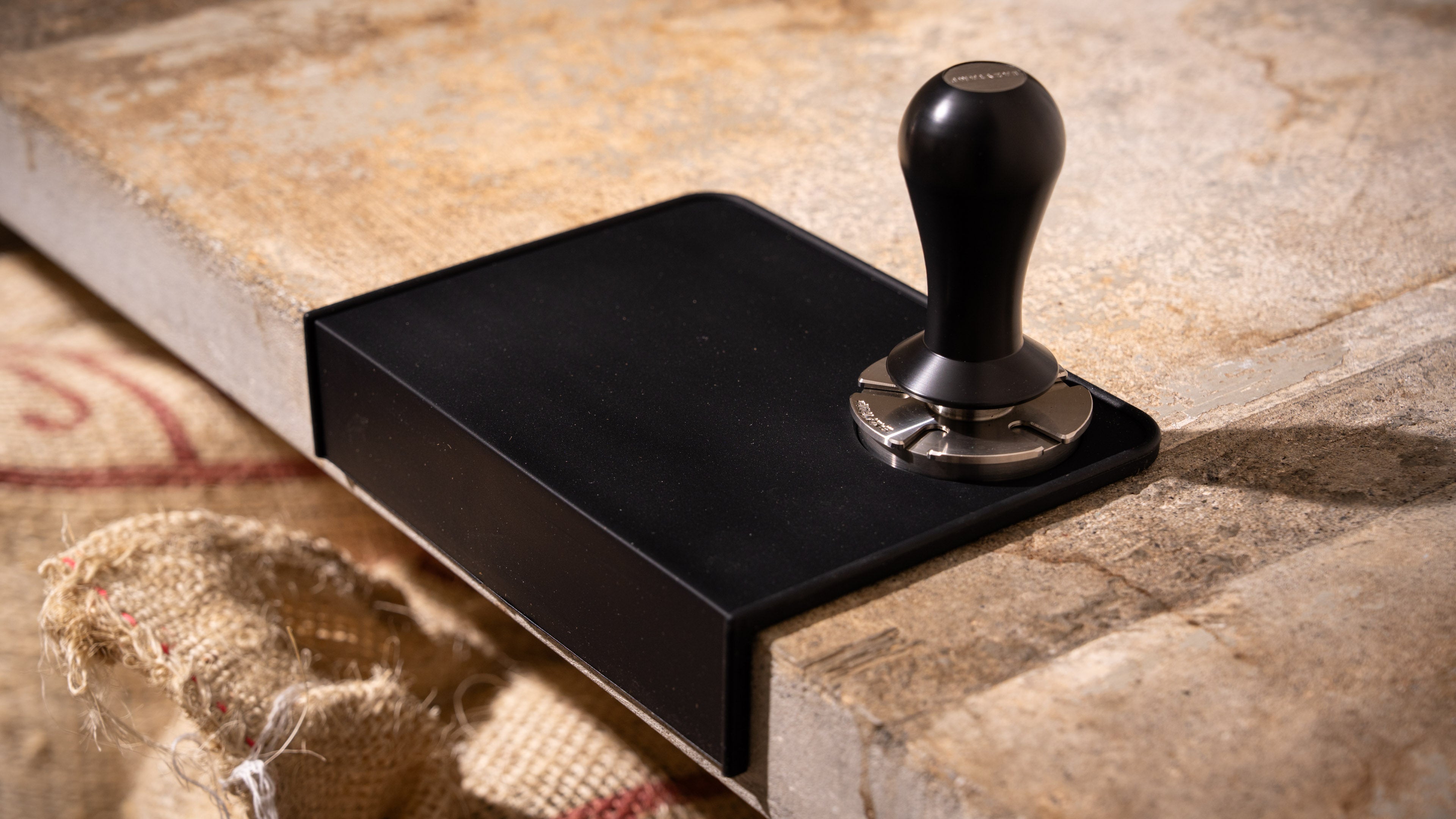 Tamper auf Joe Frex Tampermatte mit Board Nahaufnahme