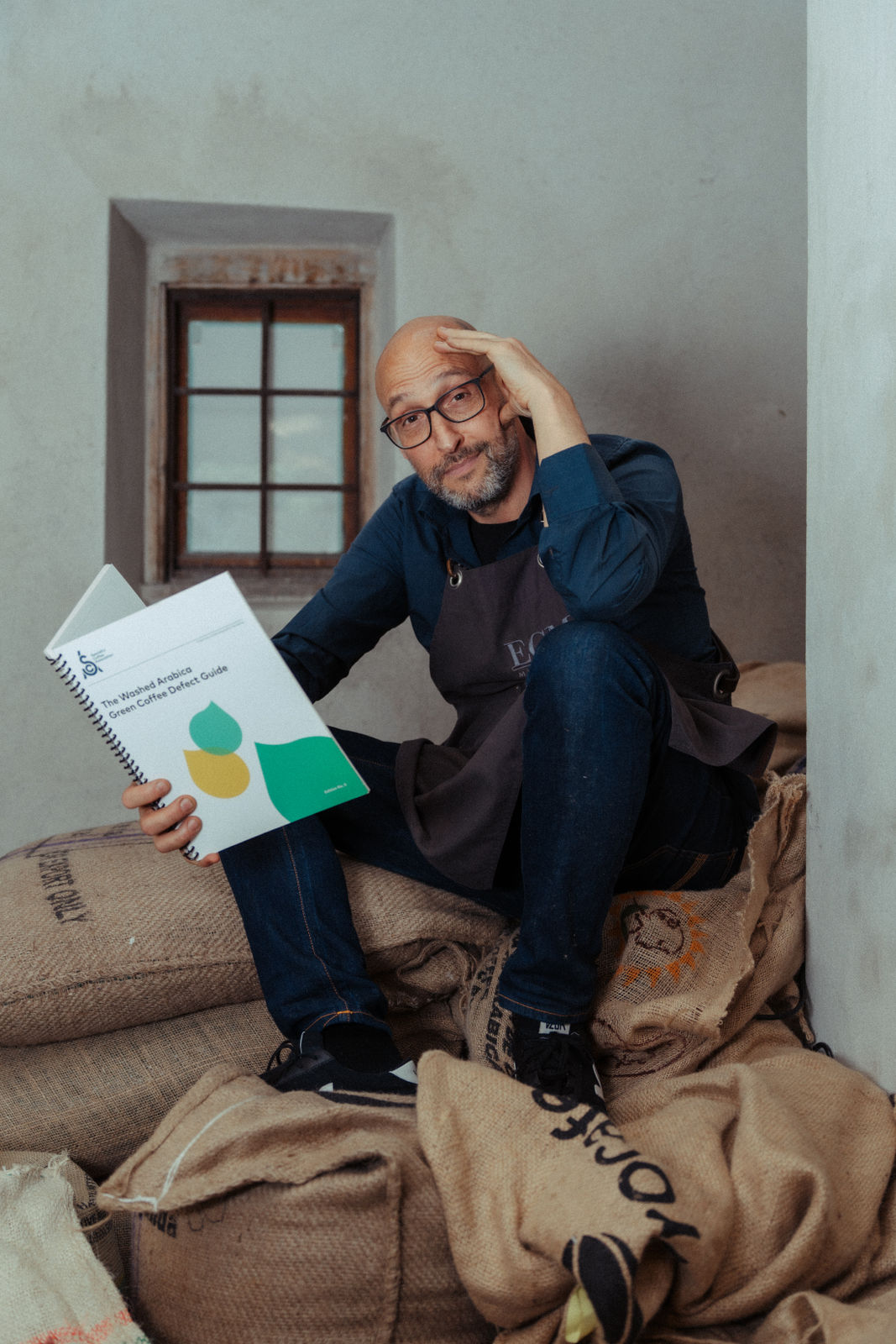 Pasquale sitzend mit Arabica Handbuch im Quintacoira
