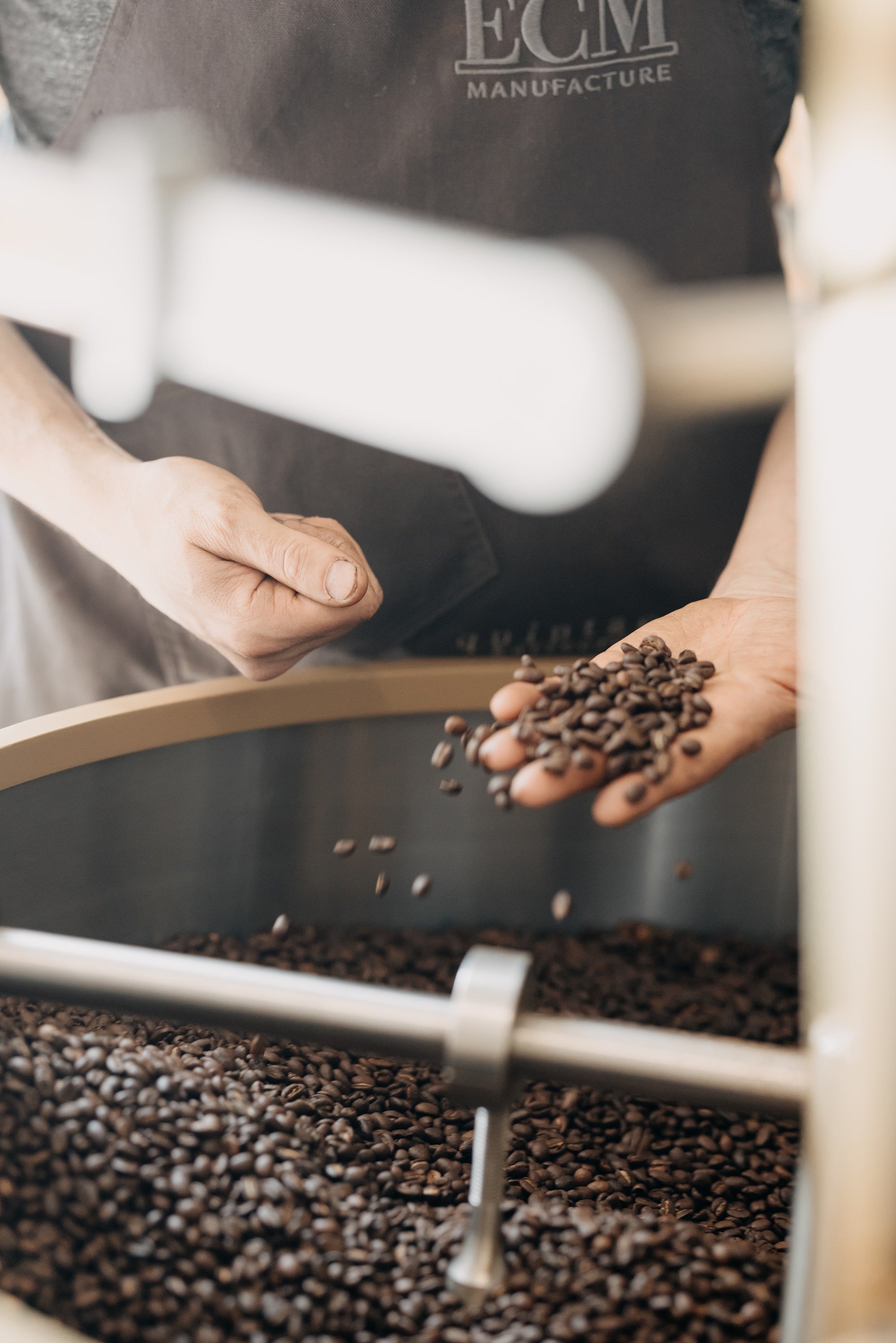 Kontrolle Spezialitätenkaffee in der Kaffeerösterei