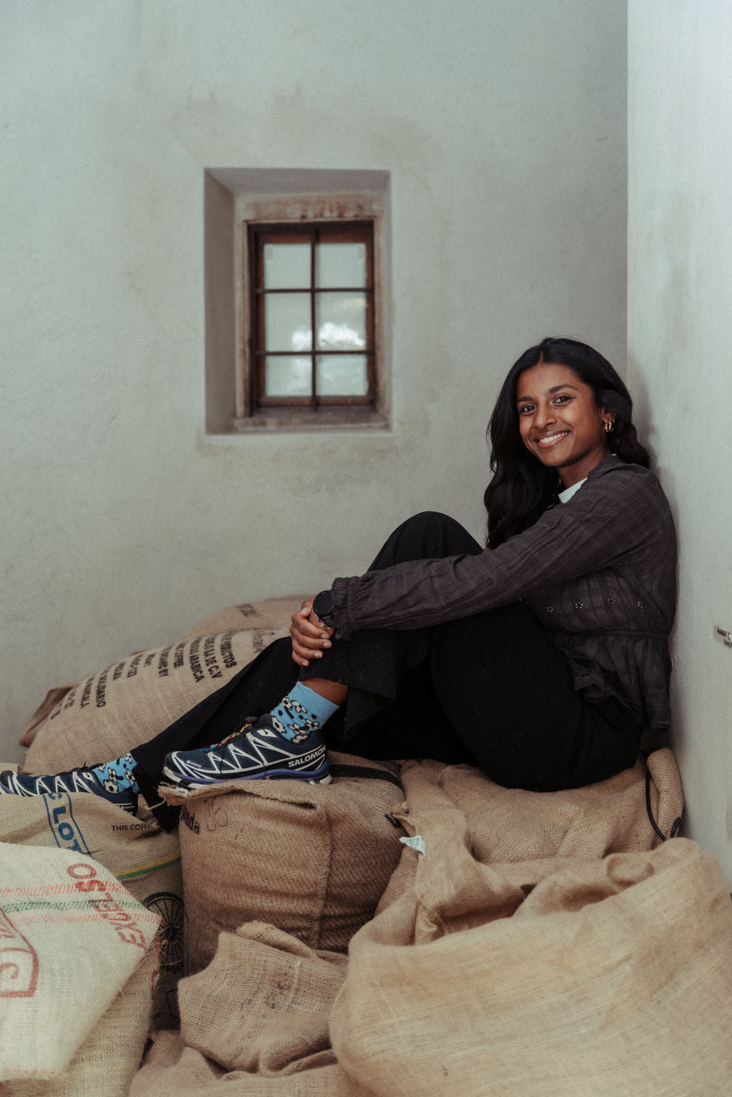 Cool sitzende Barista, Thenisha im Quintacoira