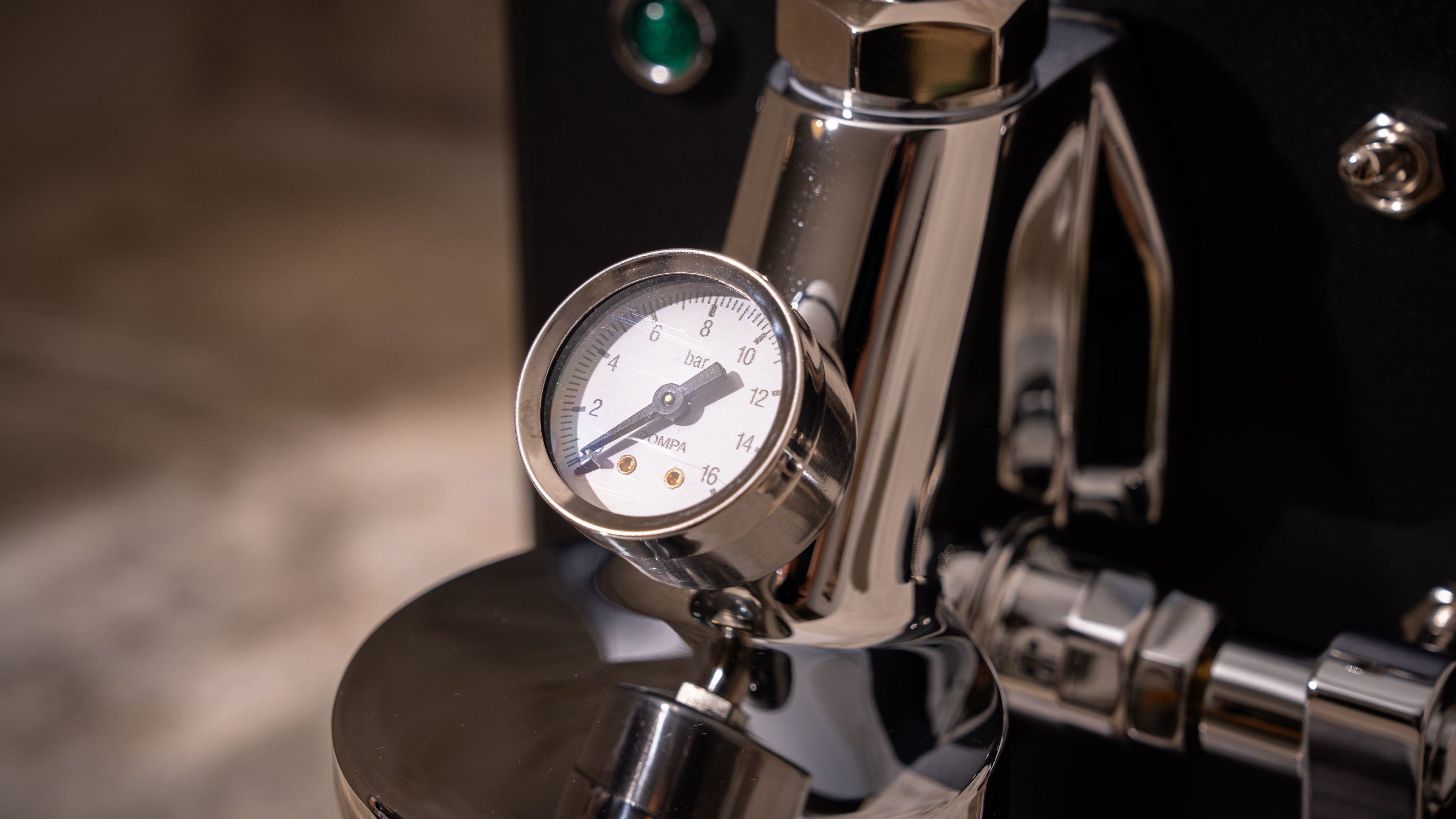 Manometer Elba Mini Espressomaschine schwarz Nahaufnahme